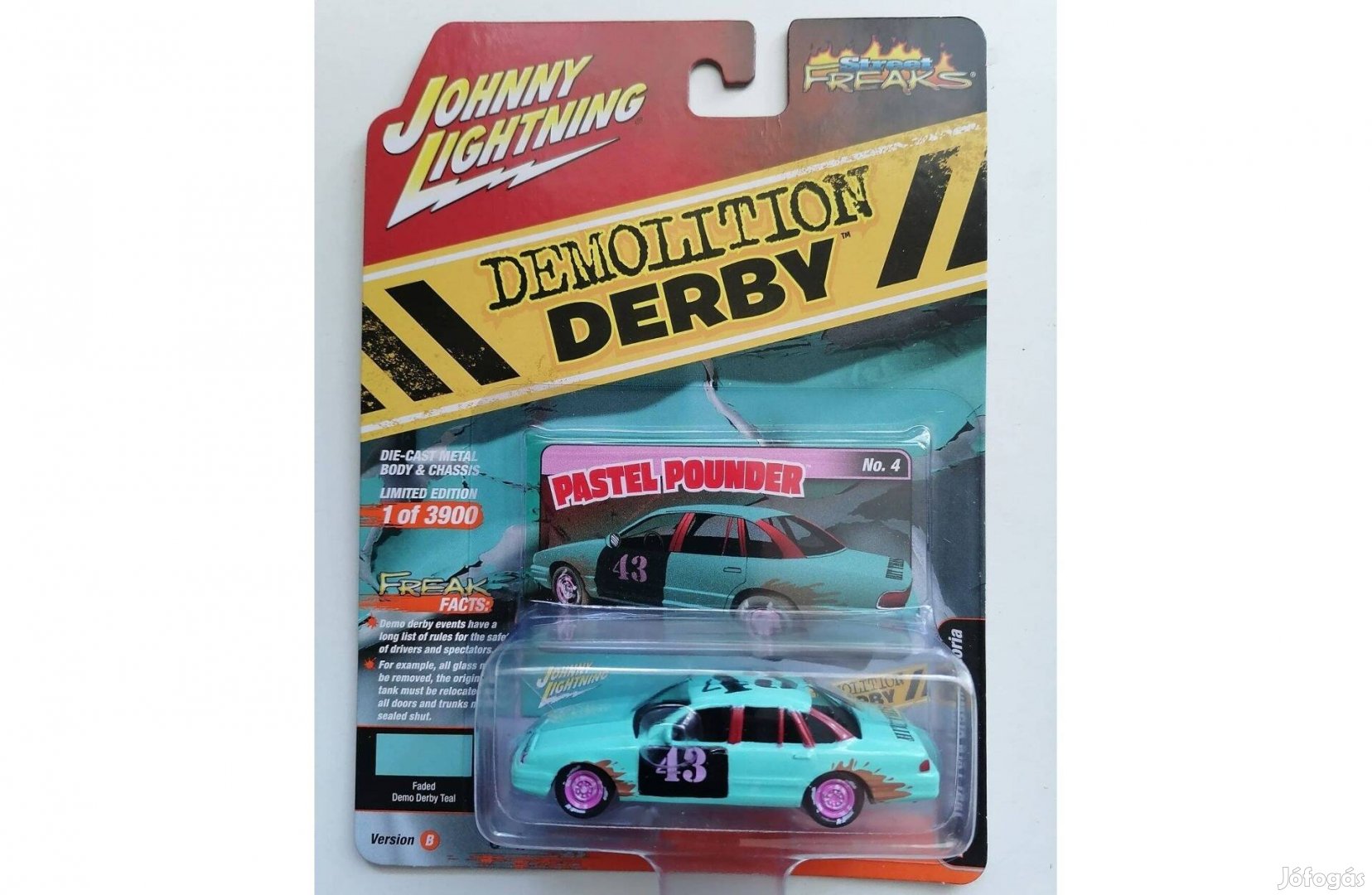 Johnny Lightning 1997 Ford Crown Victoria Demolition Derby, teal