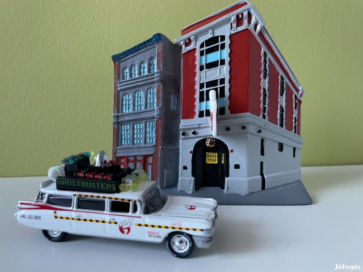 Johnny Lightning Ghostbusters Ecto-1A modellautó diorámával