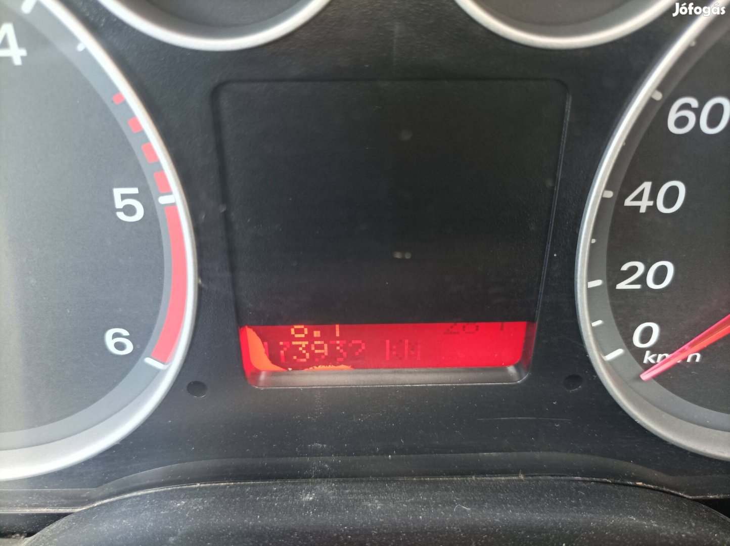 Jól működő, megbízható vonóhoroggal szerelt autó..