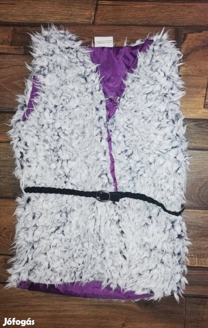 Juh kinézetű szőrmés mellény fekete övvel