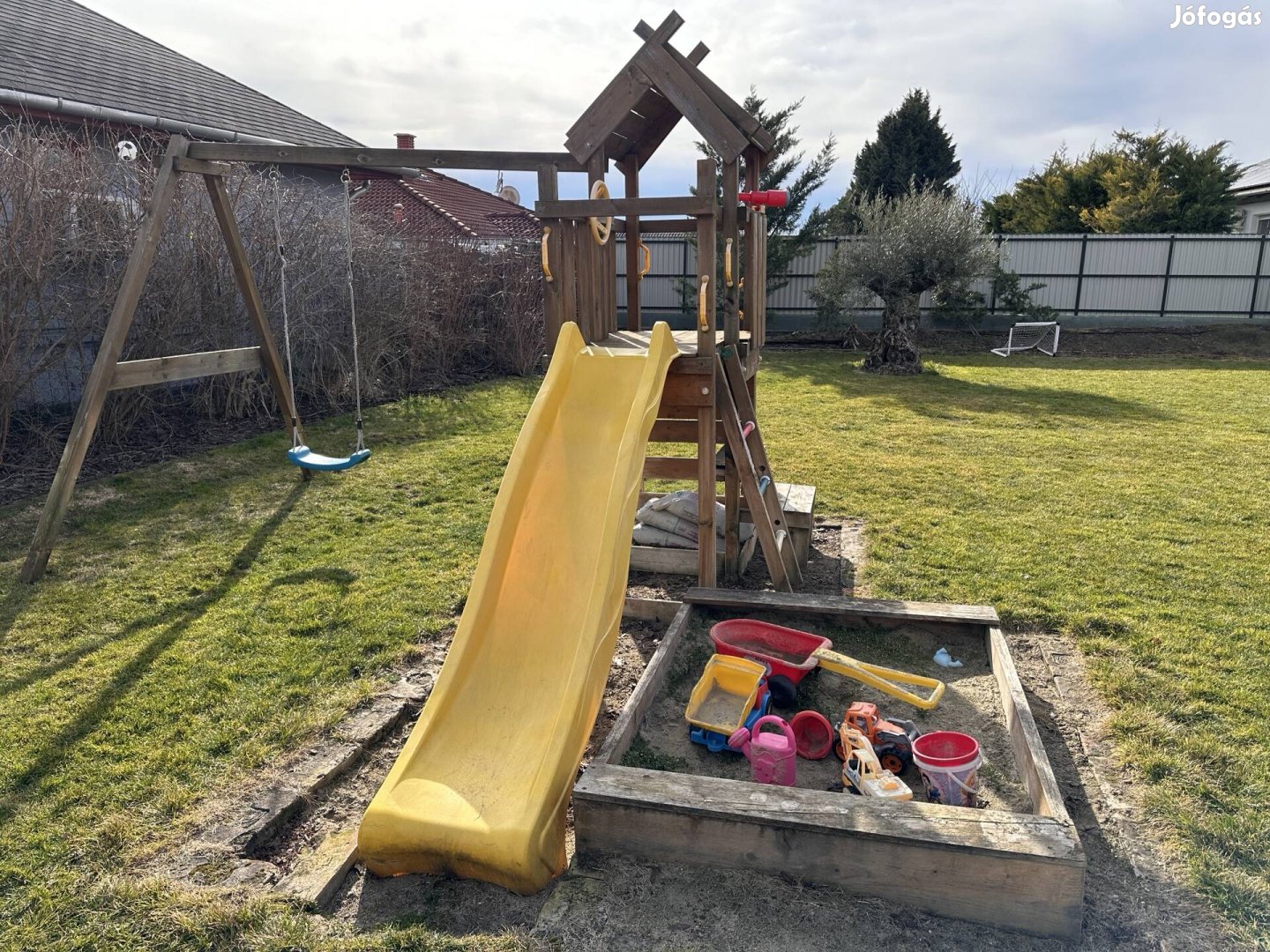 Jungle Gym kerti játszótér homokozóval hintával