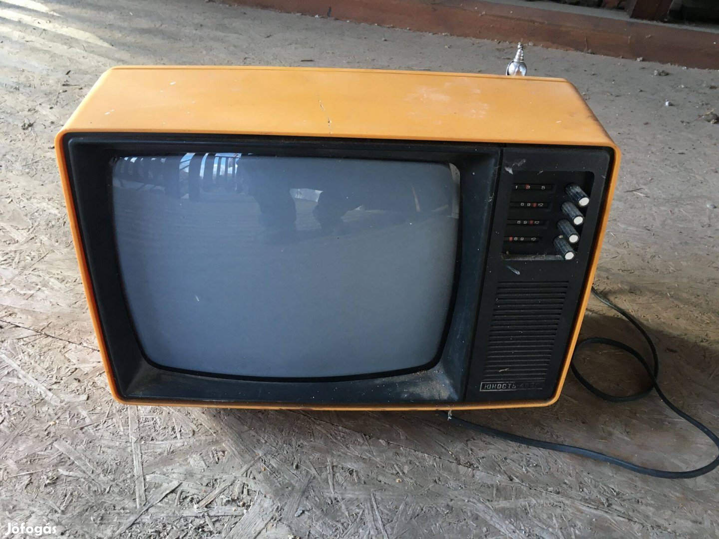 Junoszt 402B TV