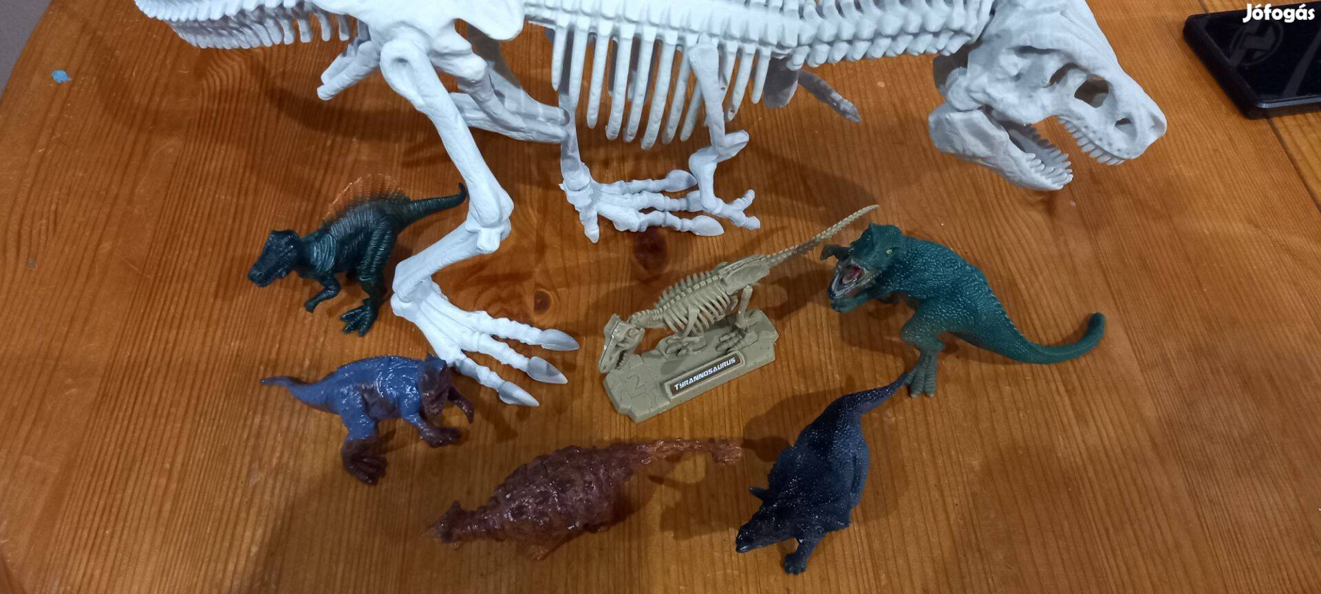 Jurassic park dínó csonváz és kicsi dínók