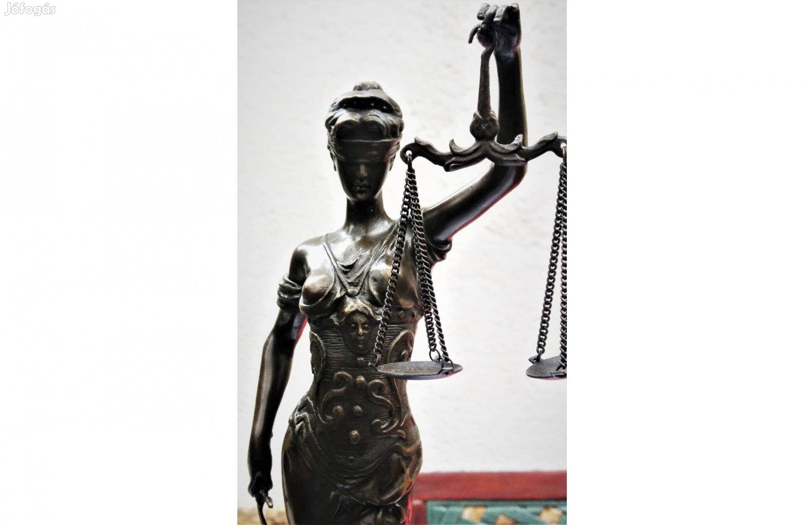 Justicia bronz szobor