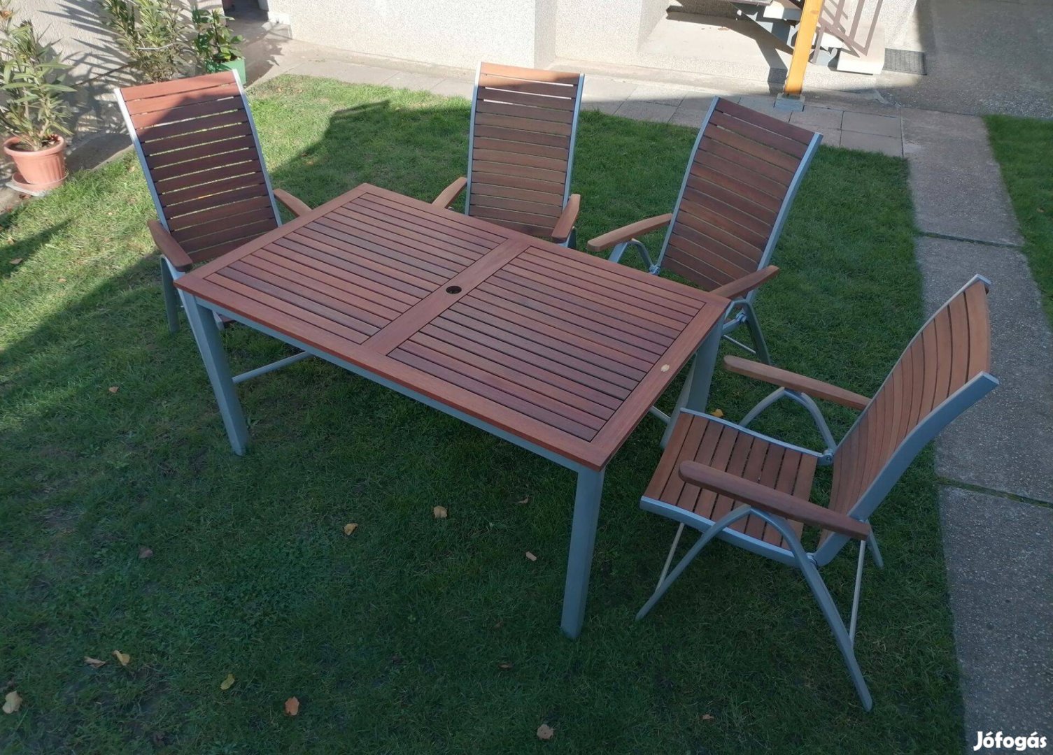 Jutlandia kerti asztal 4 szék garnitúra párnákkal,