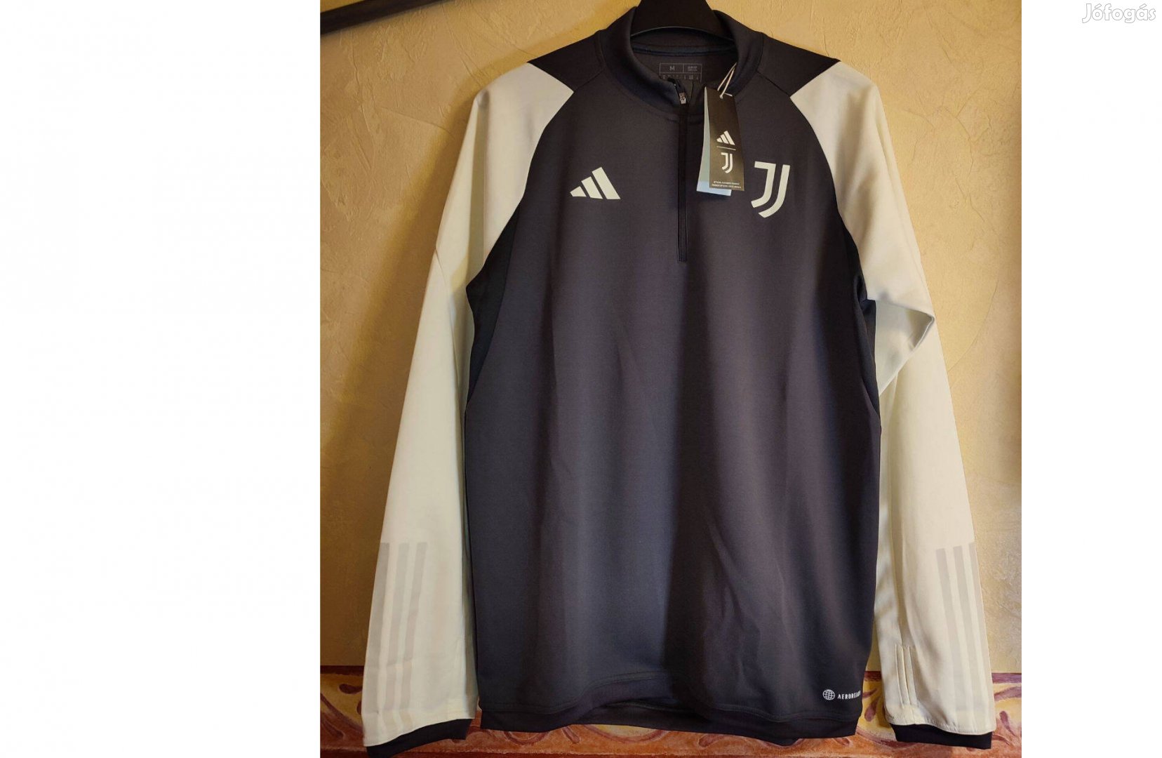Juventus eredeti adidas fekete fehér cipzáras nyakú felső M