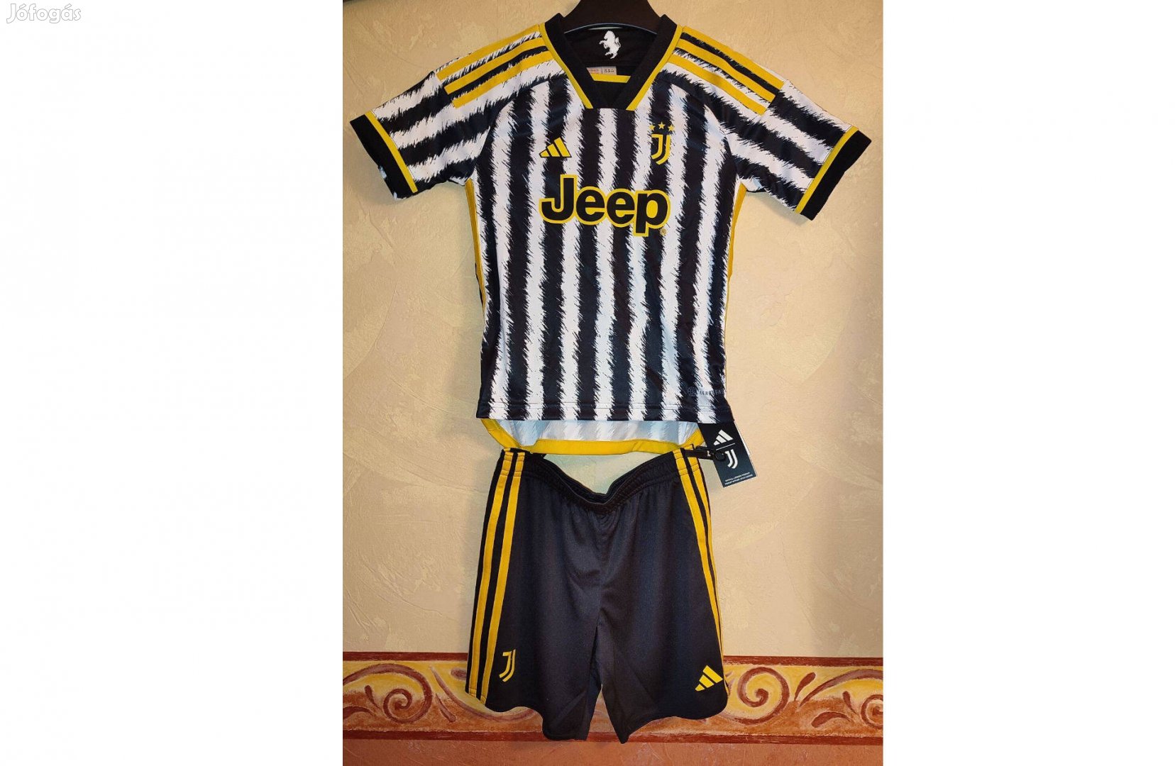 Juventus eredeti adidas fekete fehér gyerek szett (116)