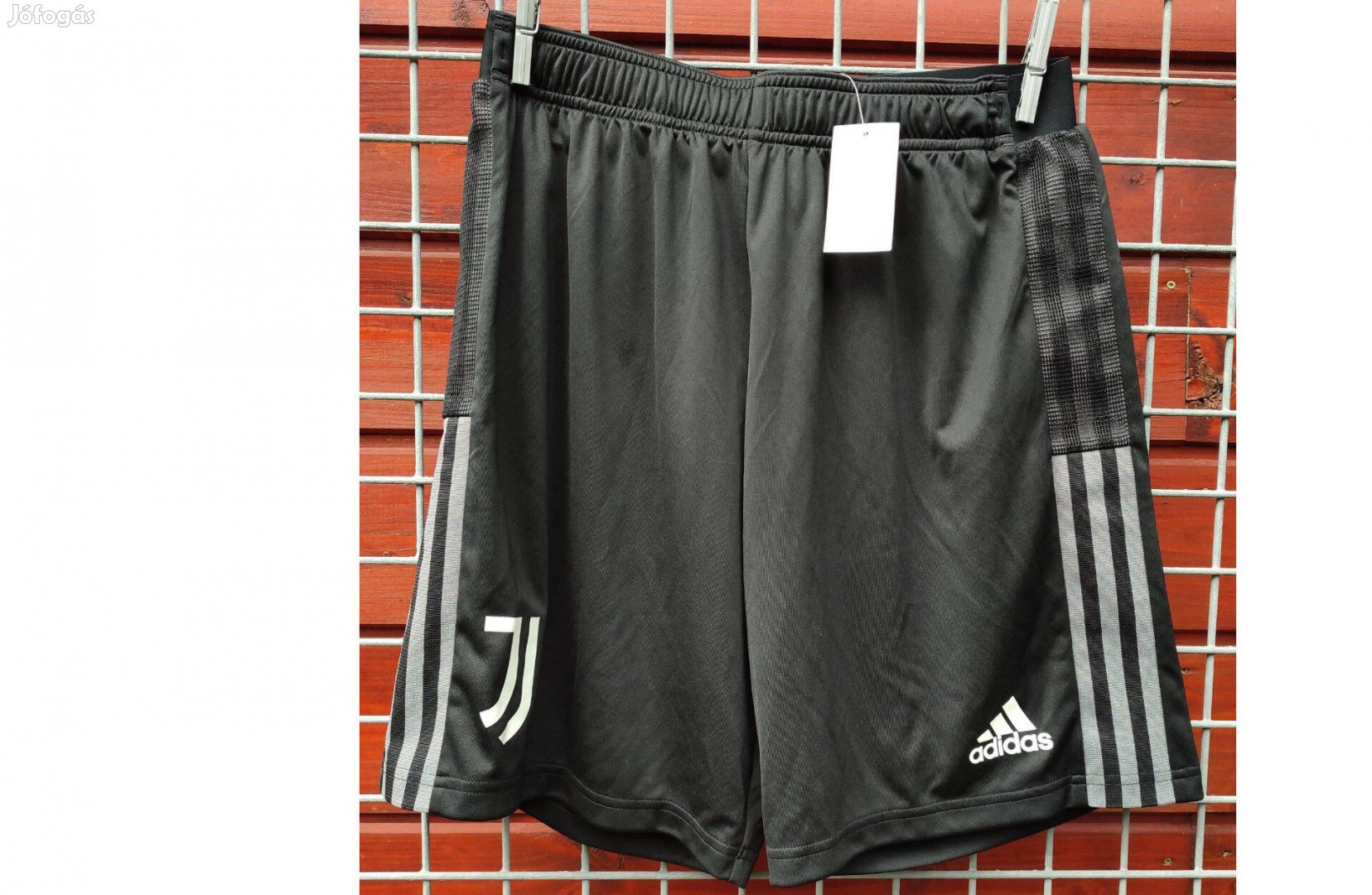 Juventus eredeti adidas fekete rövid nadrág (M)
