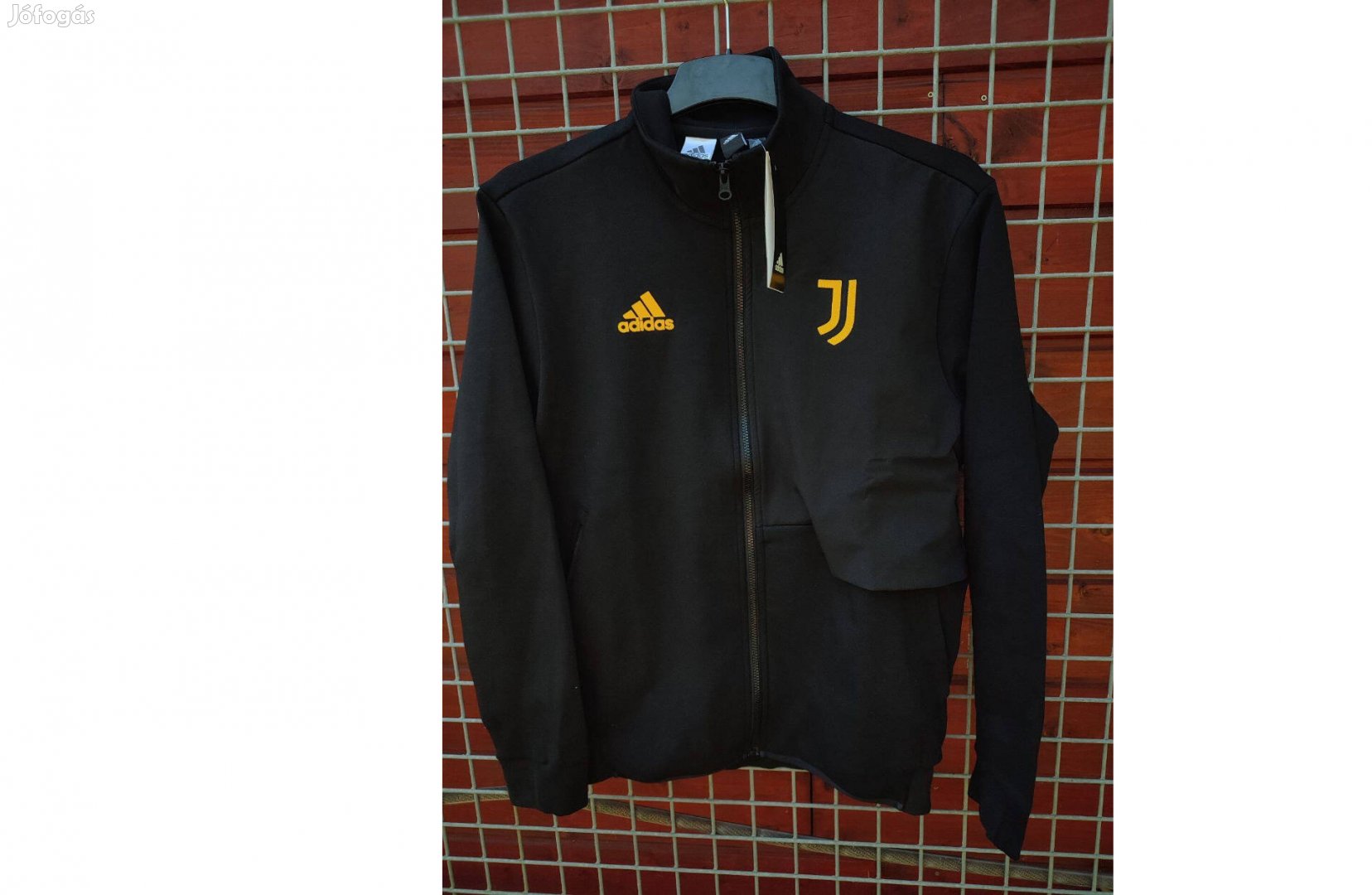 Juventus eredeti adidas fekete sárga cipzáras felső (M)