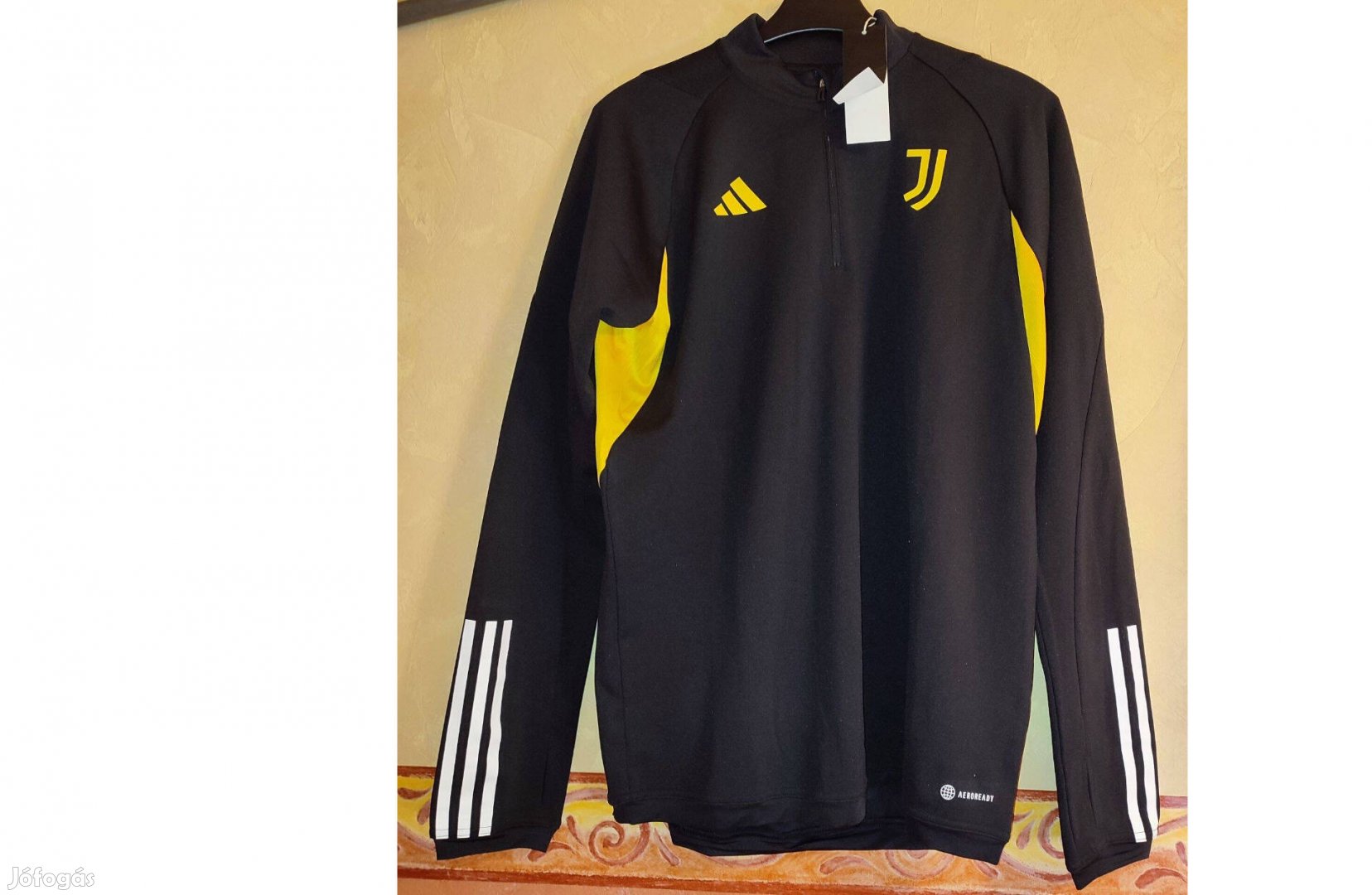 Juventus eredeti adidas fekete sárga cipzáras nyakú felső (M)