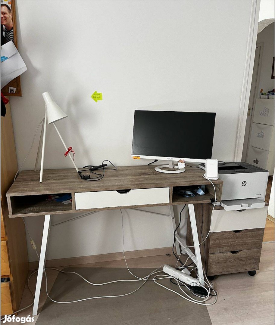 Jysk Abbetved íróasztal, hozzá való fiókos szekrénnyel és két polccal