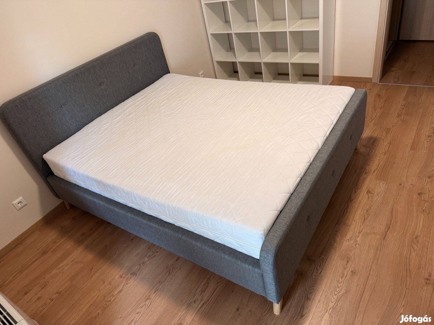 Jysk Ágykeret Kongsberg 160x200 szürke szövet plusz ágyrács