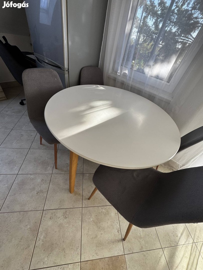 Jysk Jegind kerekasztal + 4db Jonstrup szék