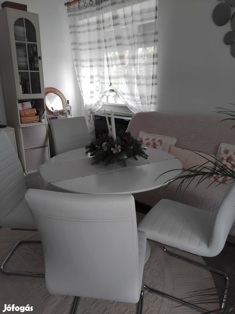 Jysk-ben vásárolt étkező asztal 4 db székkel