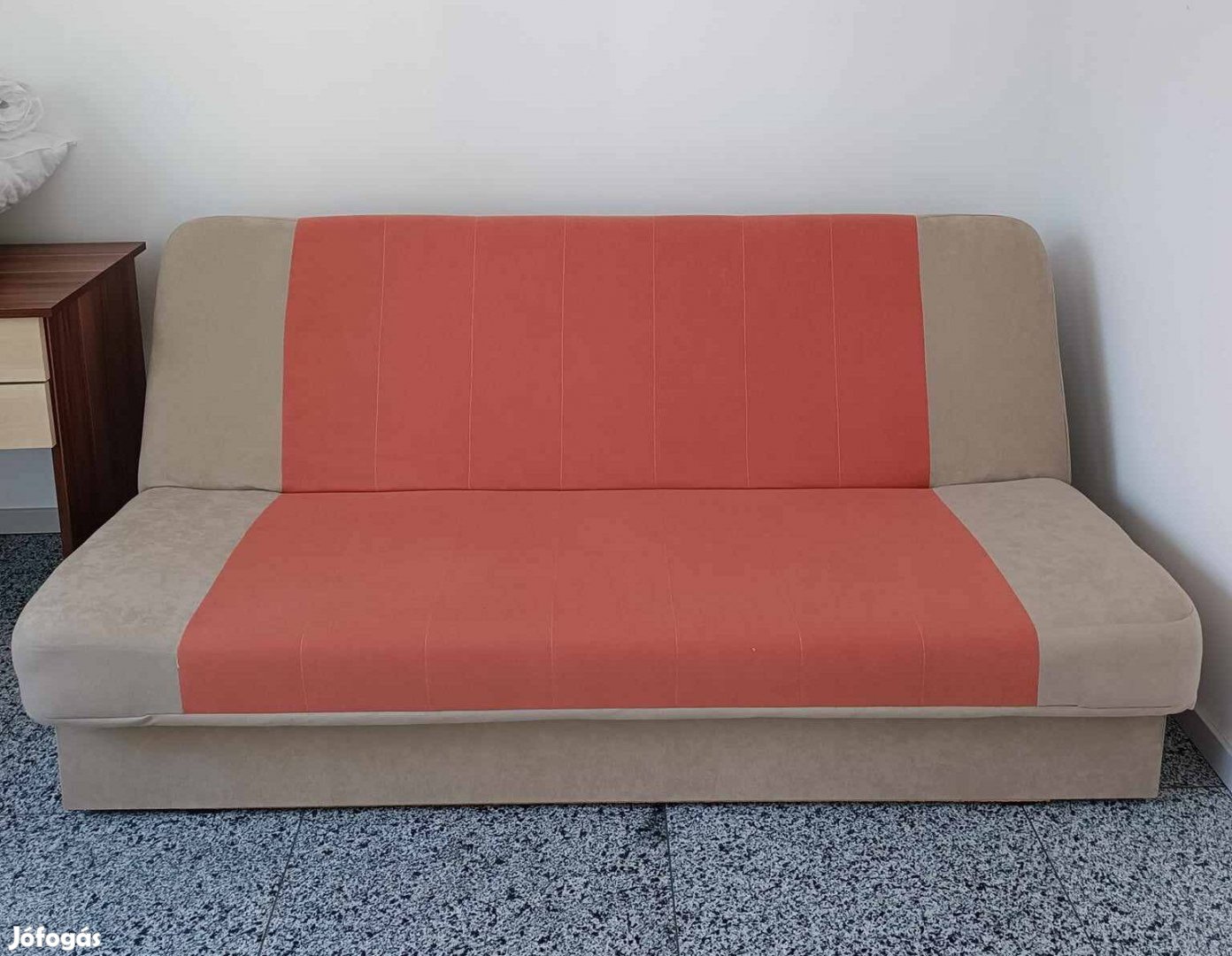 Jysk-ben vásárolt új állapotú, 2 db egyforma, barack-bézs kanapé