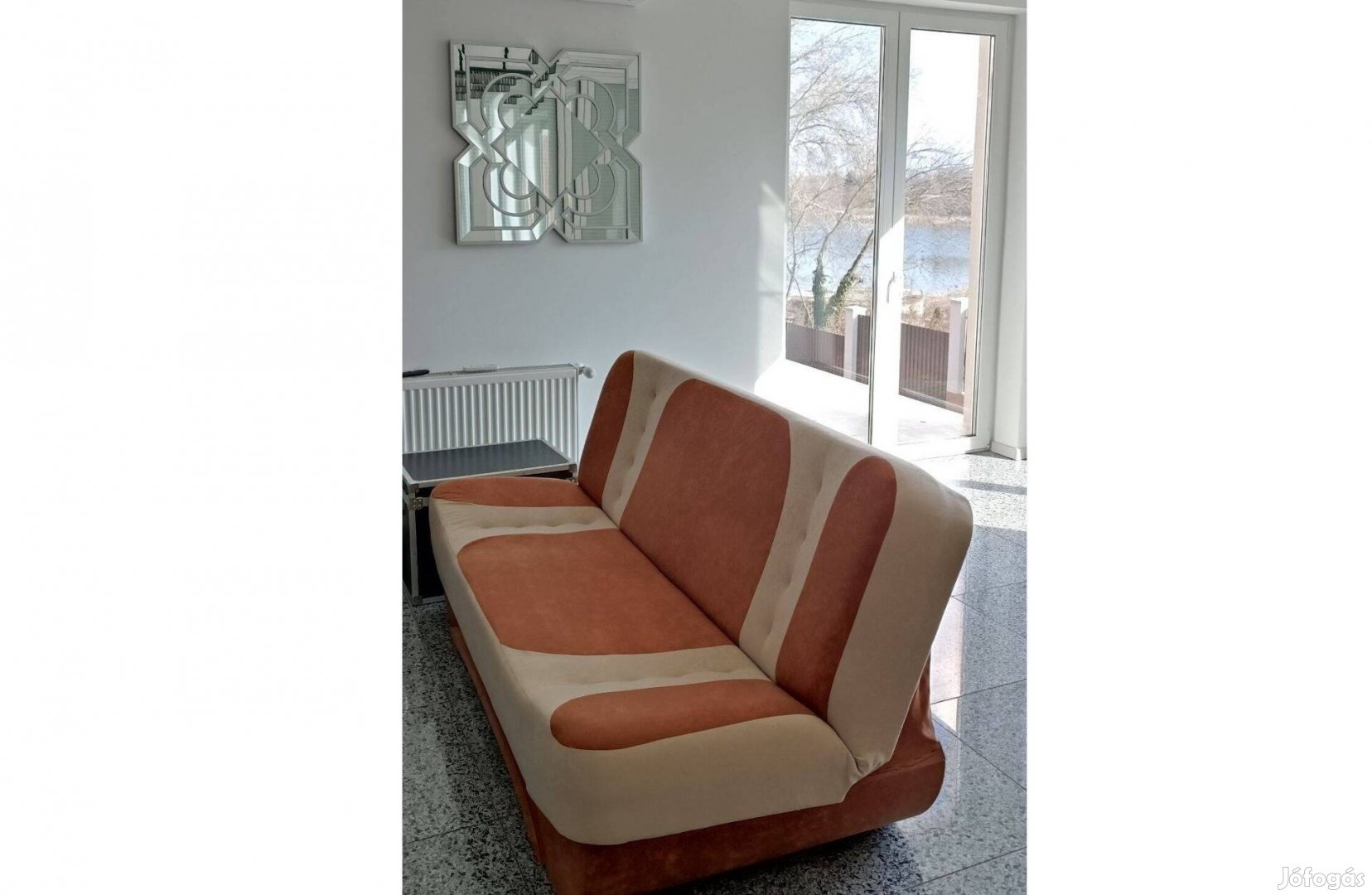 Jysk-ben vásárolt új állapotú barna-bézs kanapé