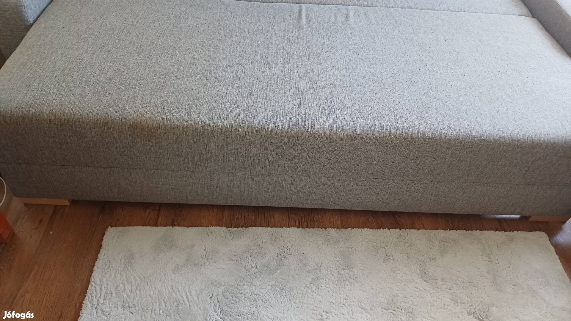 Jyskes szürke kihúzható kanapé.