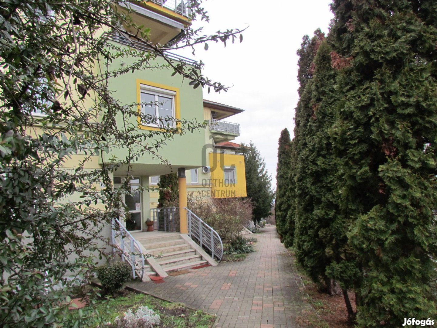 KÉT SZOBÁS LAKÓPARKI LAKÁS ELADÓ GARÁZZSAL, SAJÁT TÁROLÓVAL!