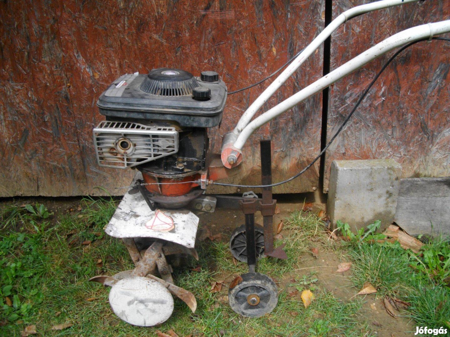 KF 04 Briggs kapálógép