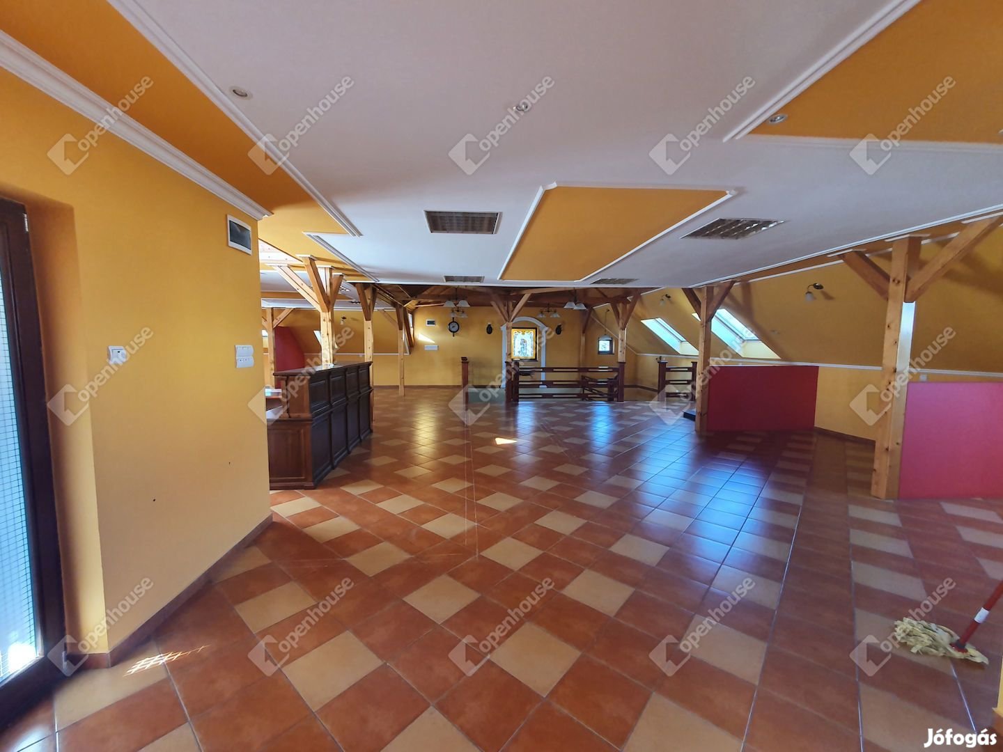 KIADÓ üzlethelyiség Tata központjában