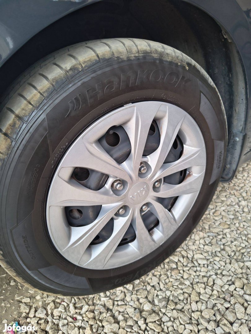KIA 15" gyári dísztárcsa hibátlan állapotban eladó