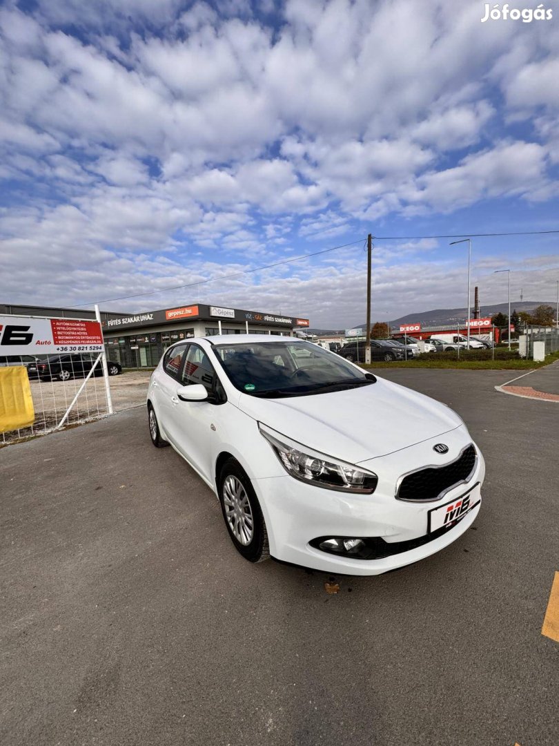 KIA CEE'D 1.4 Cvvt Limitált Szervizkönyves. KAR...