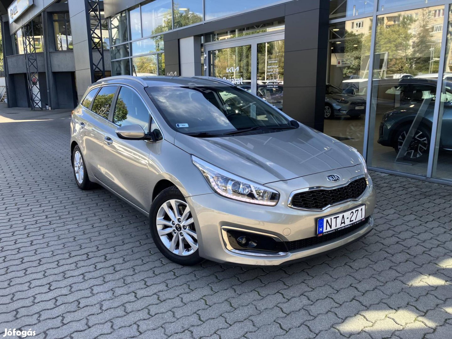 KIA CEE'D SW 1.4 Cvvt UEFA Magyar. Szervizkönyv...