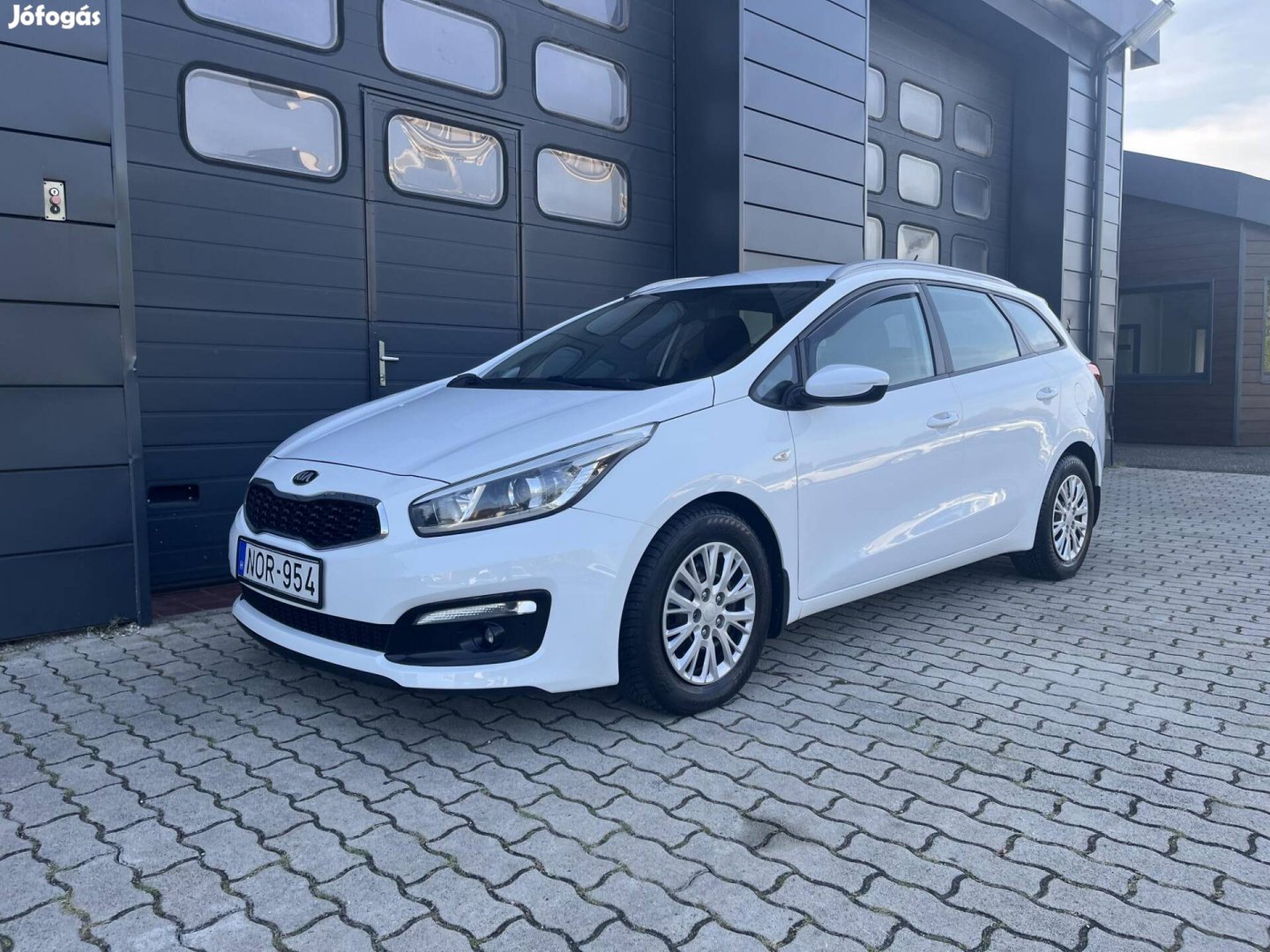 KIA CEE'D SW 1.6 CRDI LX Szervizkönyv / 1.Tulaj...