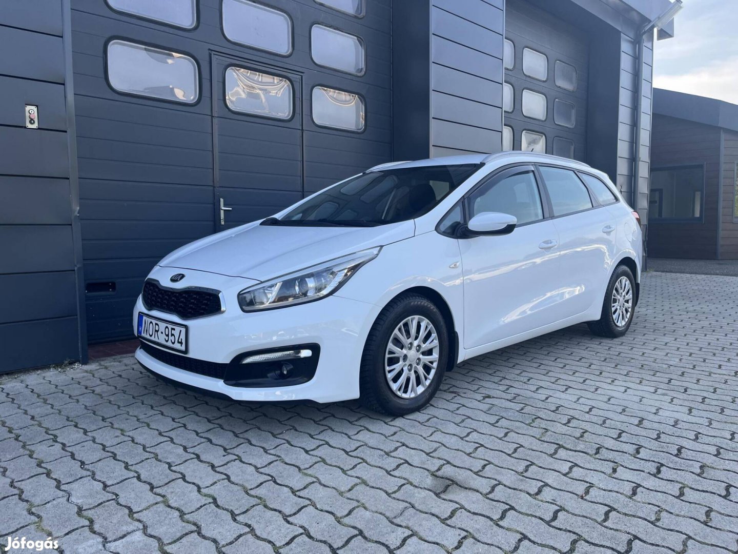 KIA CEE'D SW 1.6 CRDI LX Szervizkönyv / 1.Tulaj...