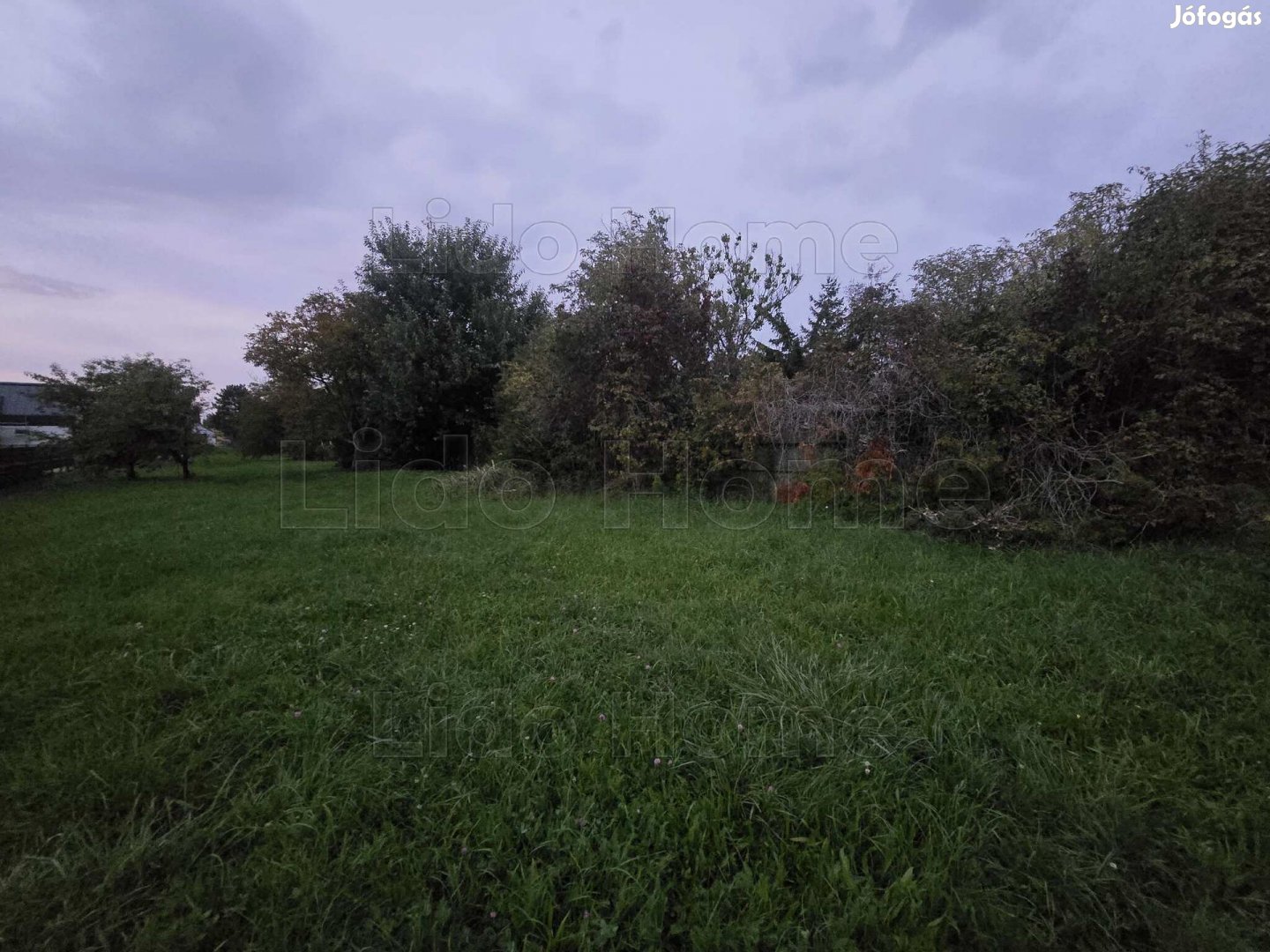 KIVÁLÓ ADOTTSÁGOKKAL RENDELKEZŐ ÉPÍTÉSI TELEK ELADÓ
