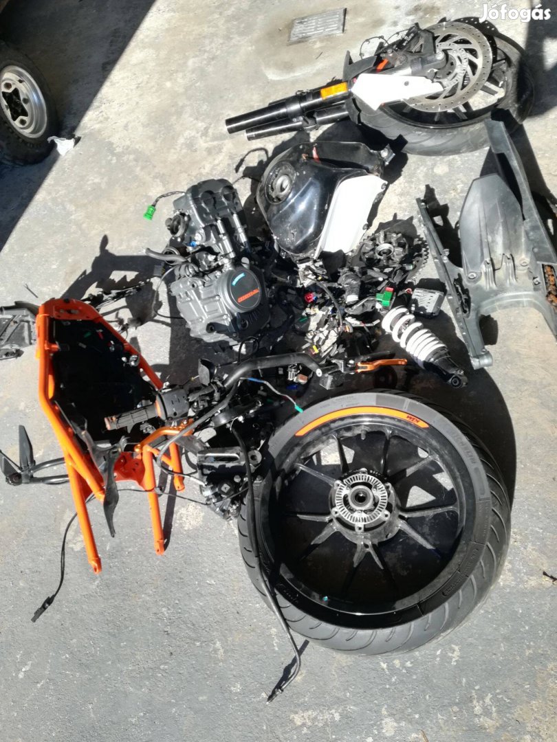 KTM Duke 125 bontott alaktrészek