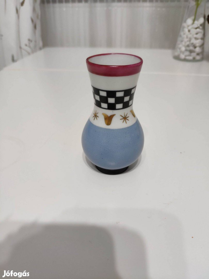 K. Holéczy Etus által tervezett és festett mini kerámia váza