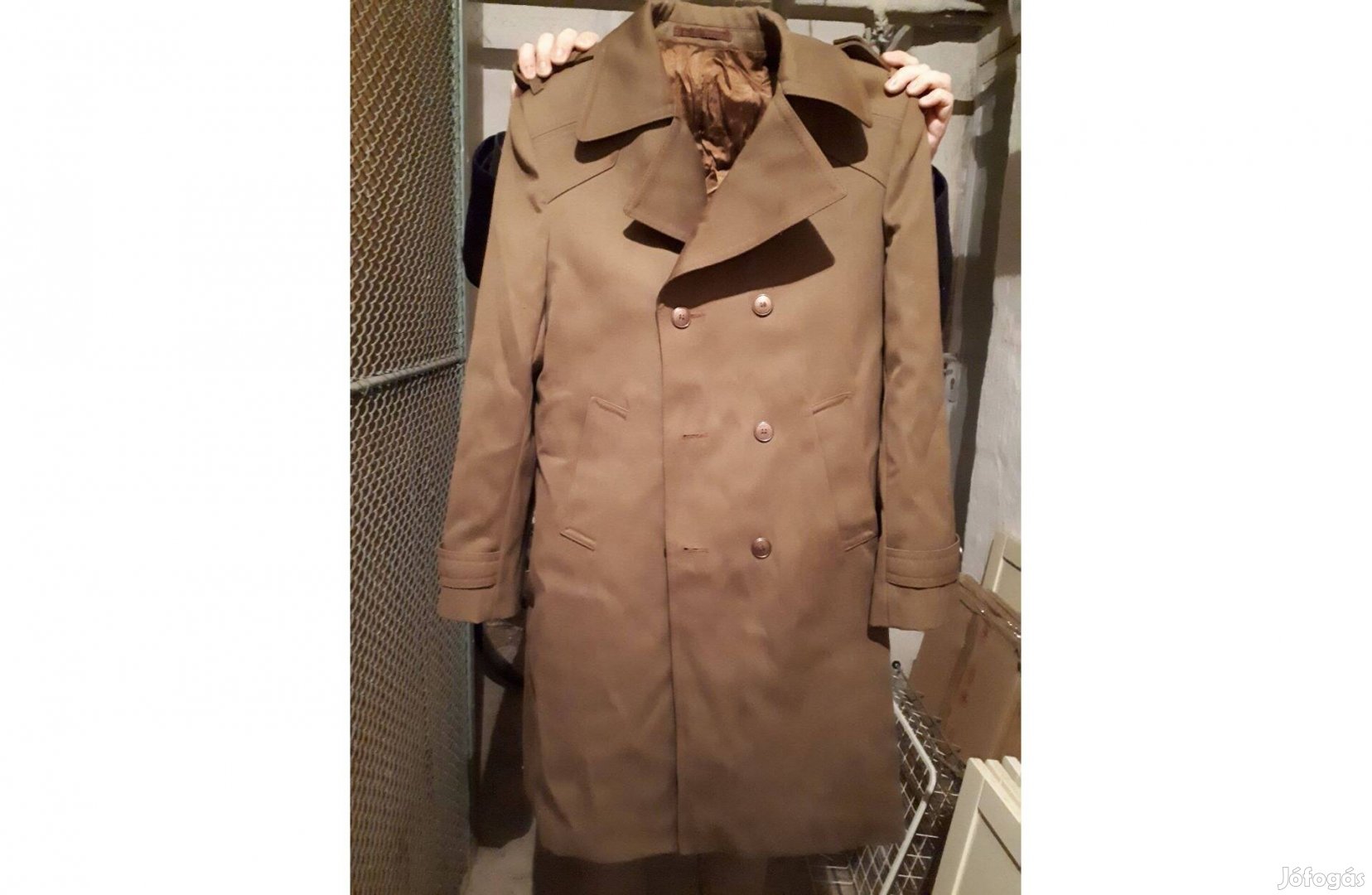 Kabát átlagos méretű férfi részére, remek állapotban eladó