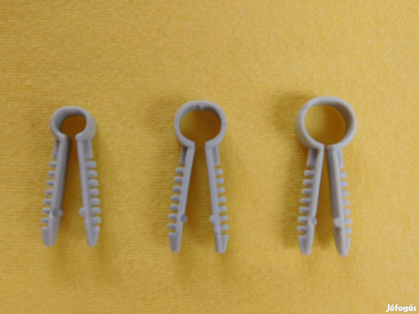 Kábelrögzítő műanyag bilincs 6-7 mm, falba fúrható, 3