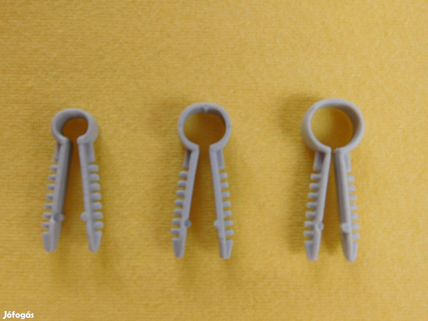 Kábelrögzítő műanyag bilincs 9-10 mm, falba fúrható 3