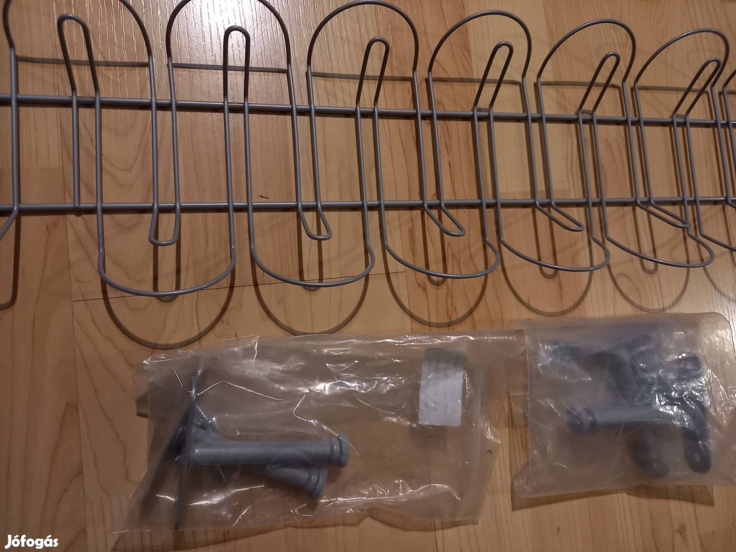 Kábelvezető asztallap alá