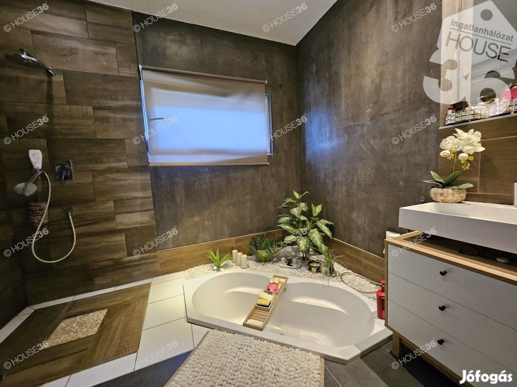 Kadafalvi fiatal sorház, garázzsal, beállóval bútorozva