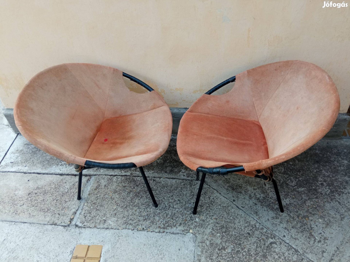 Kagyló alakú fém fotel hasított bőrrel