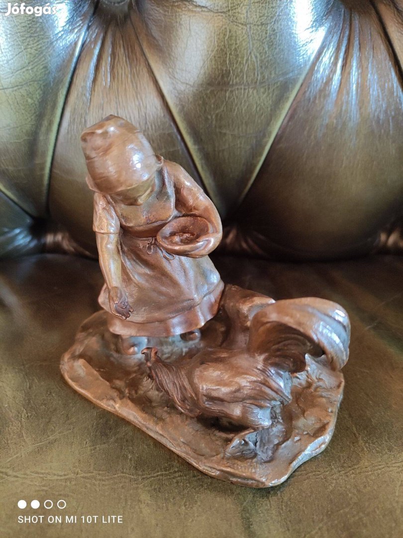 Kakasát etető leányka - bronz szobrocska
