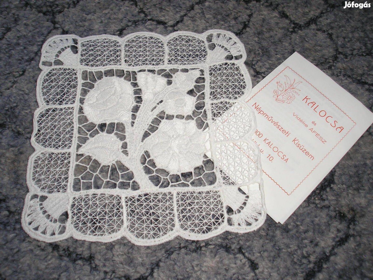 Kalocsai hófehér kézzel hímzett fehér riseliő terítő 15x15