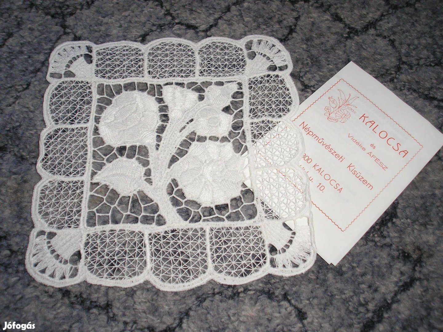 Kalocsai hófehér kézzel hímzett fehér riseliő terítő 15x15