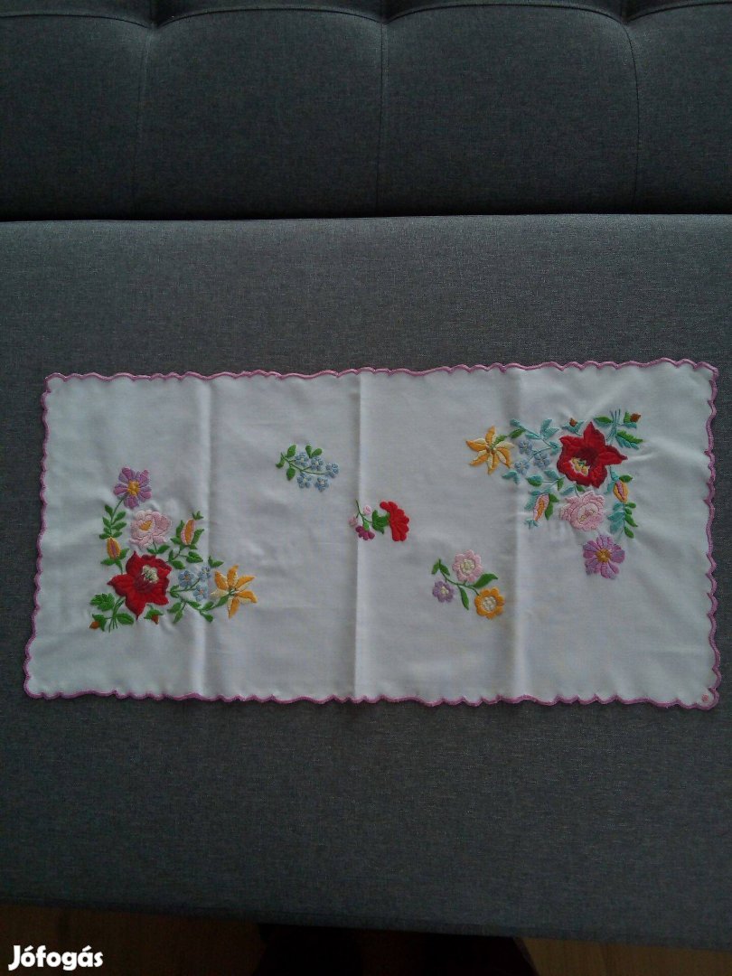 Kalocsai motívumos terítő, asztali futó, kézi hímzés nem