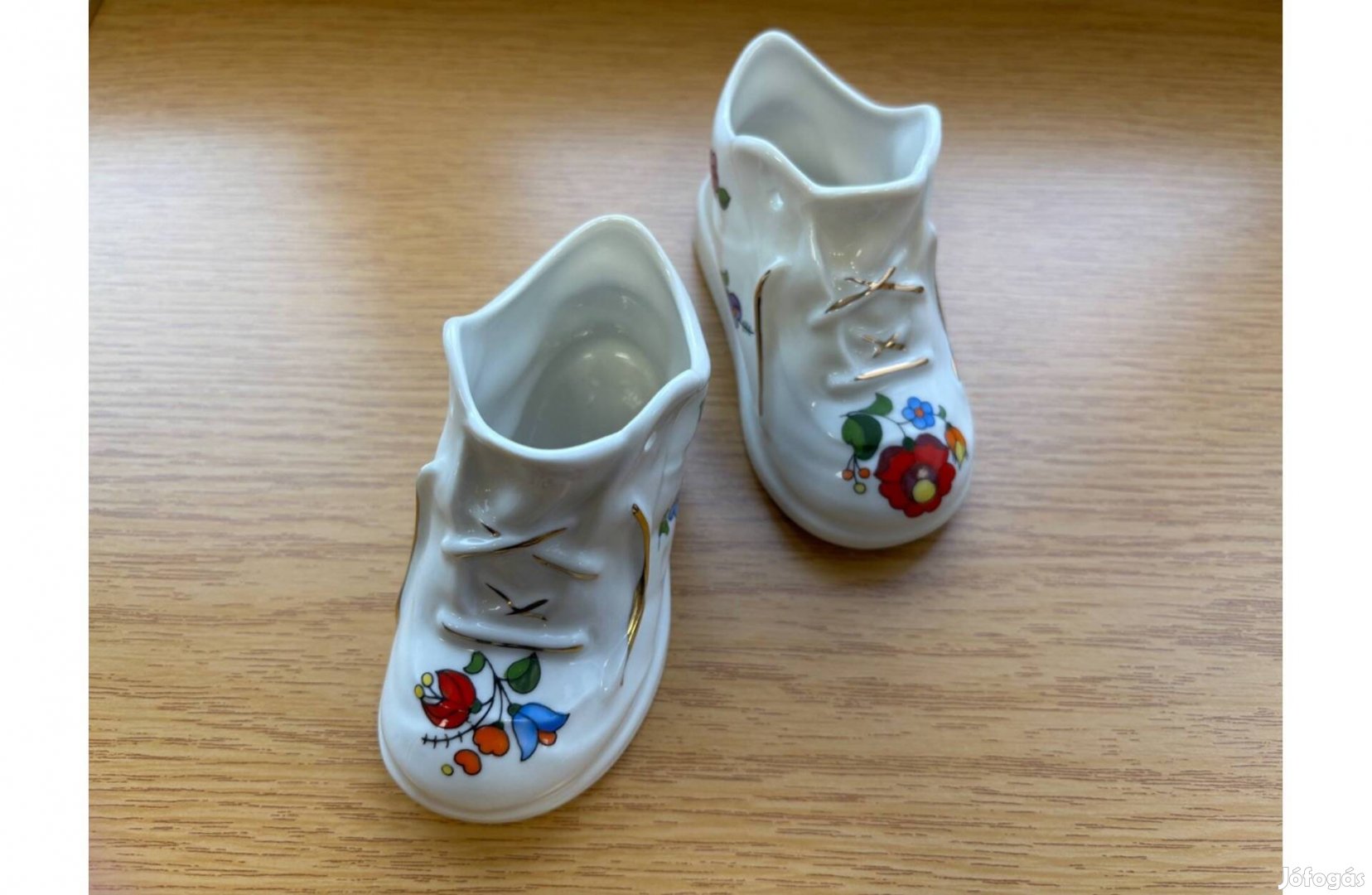 Kalocsai porcelán cipőcskék párban, babaváró ajándék