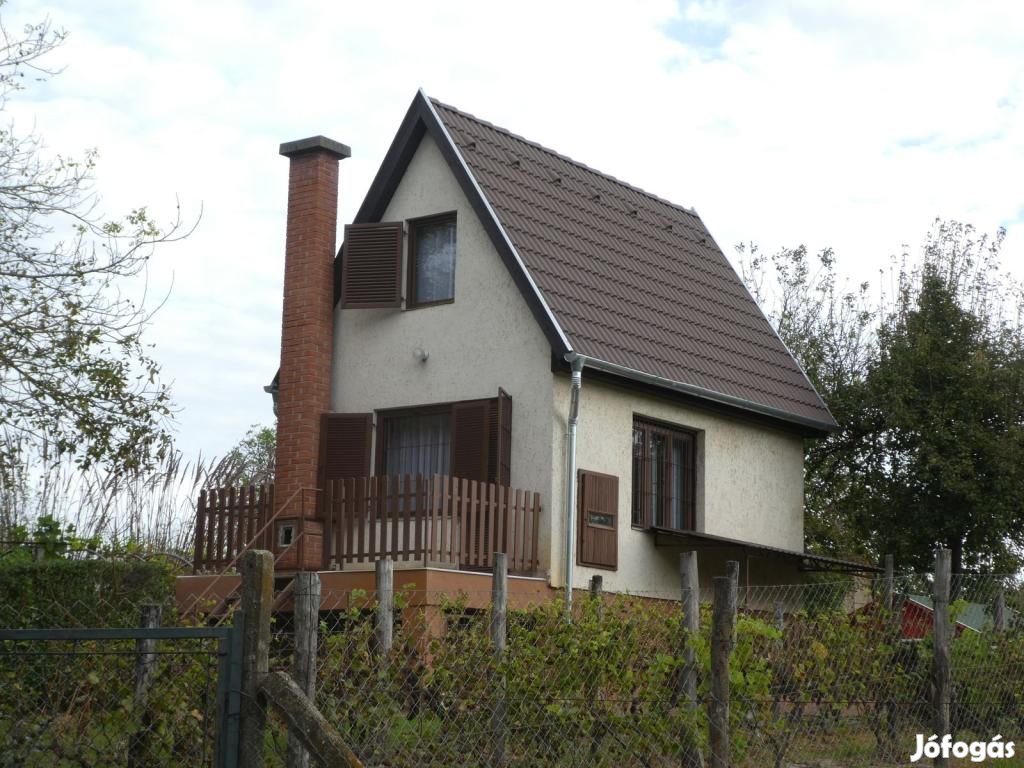 Kalocsán a Duna mellett téliesített hétvégi ház eladó! - Kalocsa