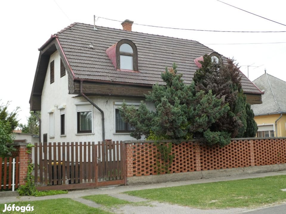Kalocsán a Kertvárosban jó elrendezésű családi ház eladó! - Kalocsa