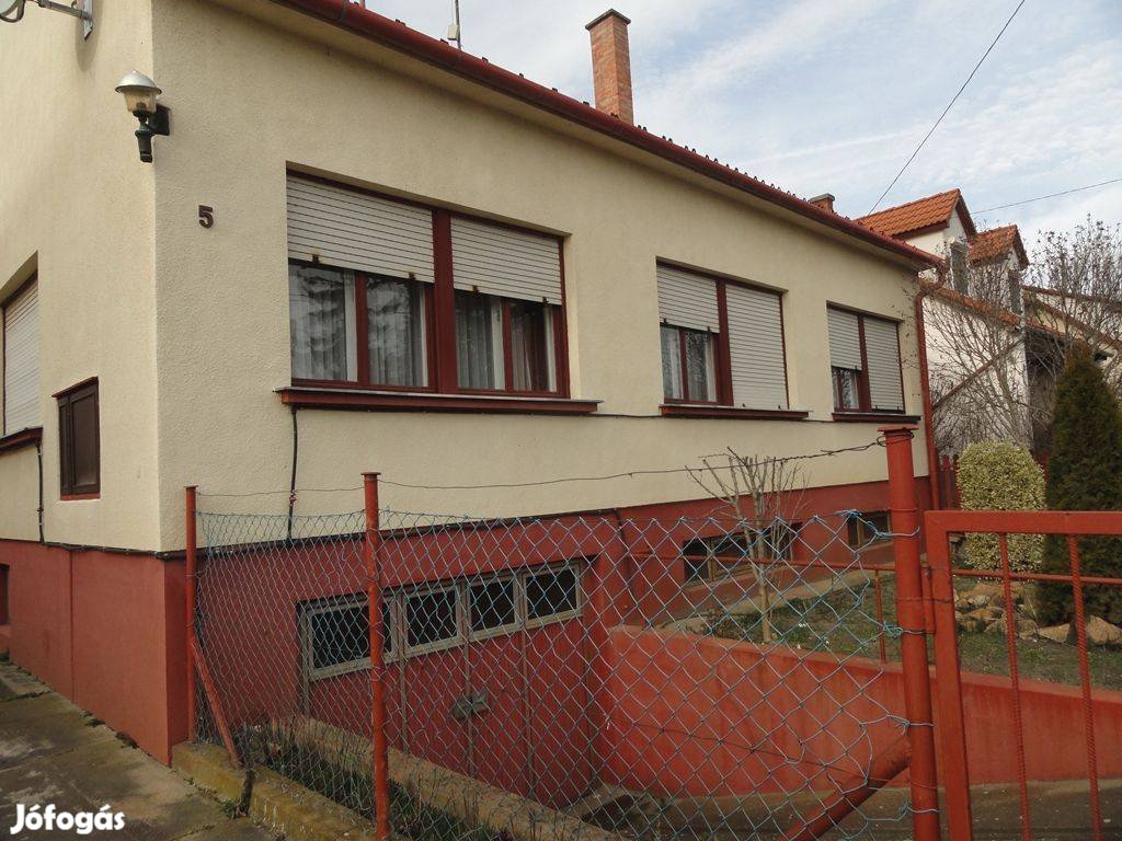 Kalocsán a kertvárosban nappali + 4 szobás ház eladó