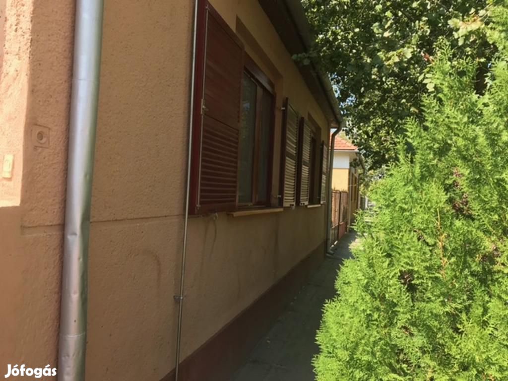 Kalocsán a központhoz közel felújított energiatakarékos családi ház