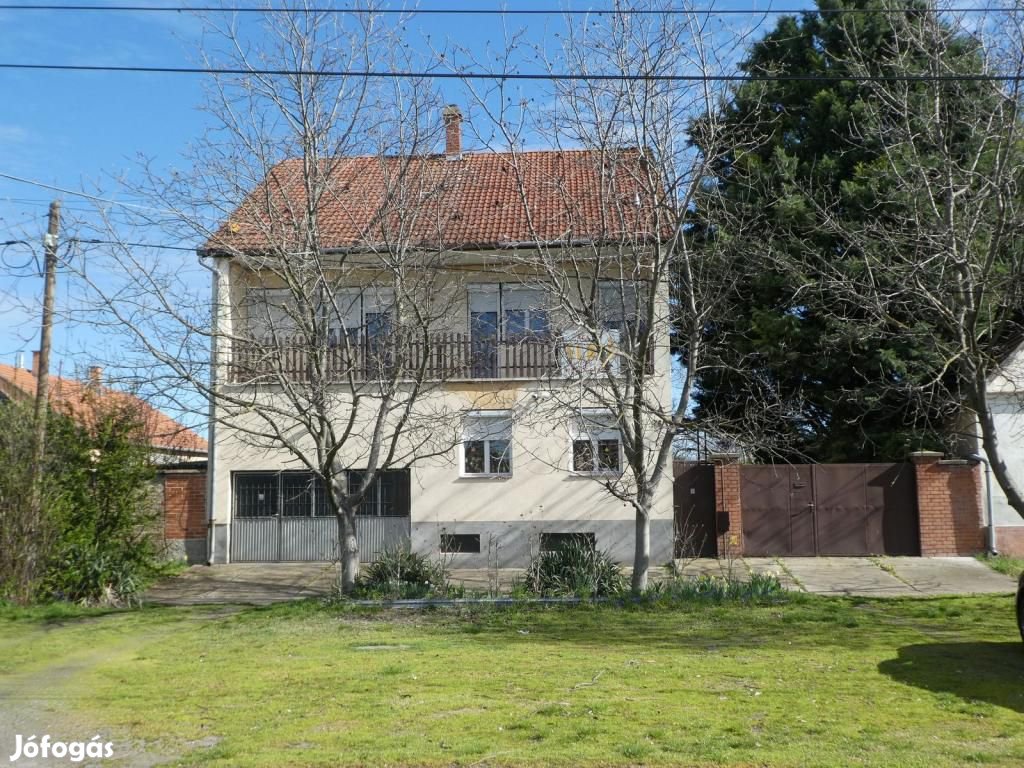 Kalocsán jó elhelyezkedésű tágas családi ház eladó! - Kalocsa
