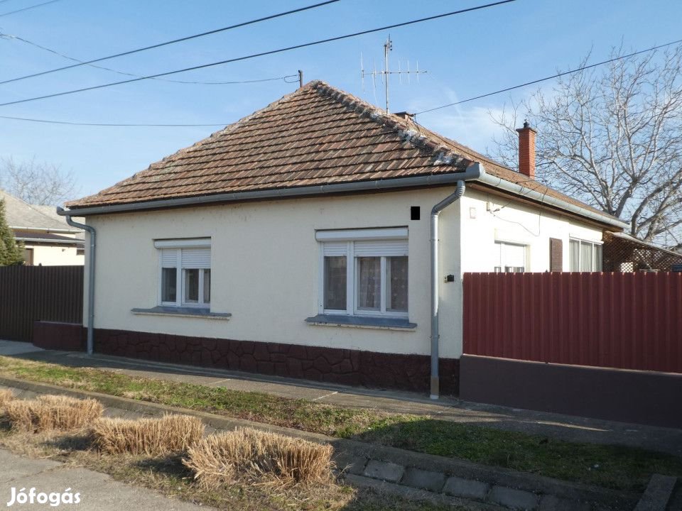 Kalocsán összkomfortos, jó állapotú kertes családi ház eladó! -