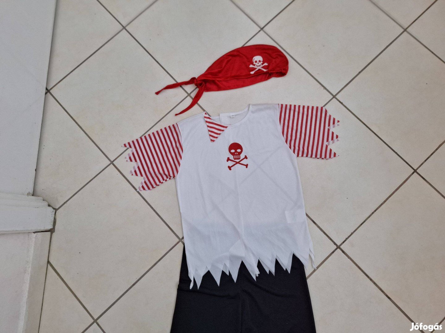 Kalóz jelmez akár műanyag tőrrel kisiskolásoknak eladó